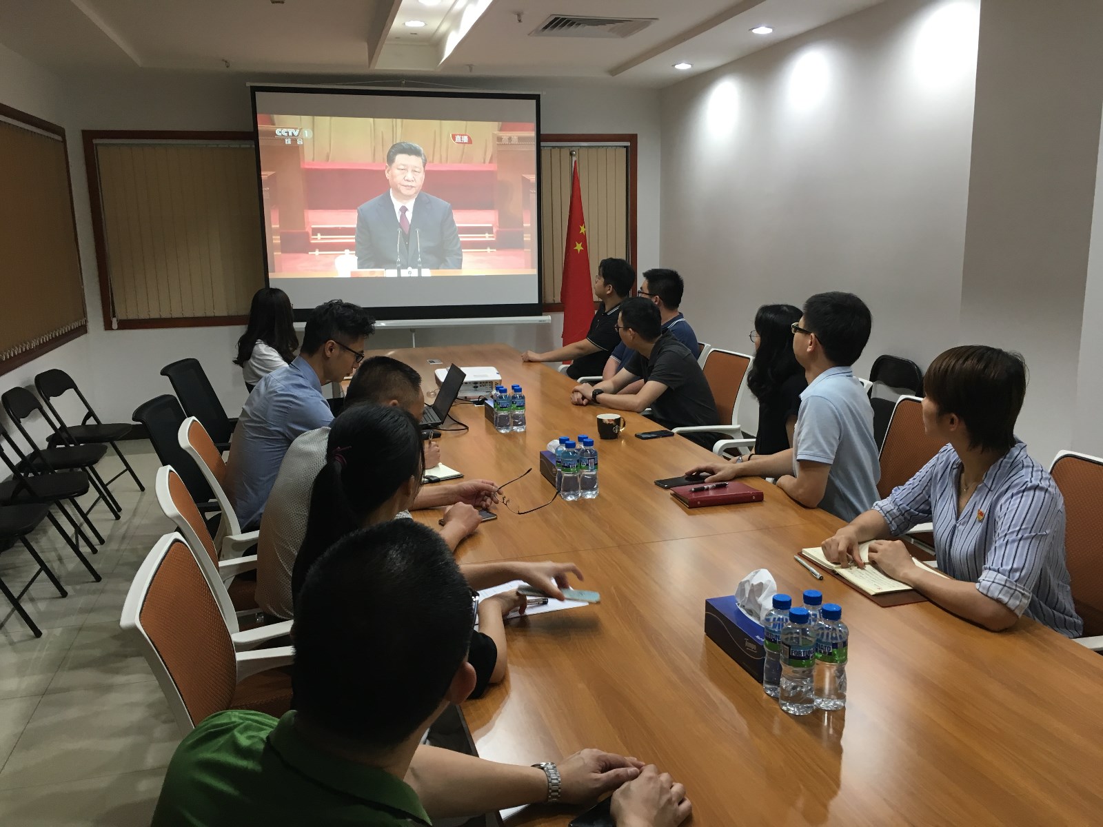 05-众源环境公司员工收看纪念五四运动100周年大会.jpg 05-众源环境公司员工收看纪念五四运动100周年大会.jpg