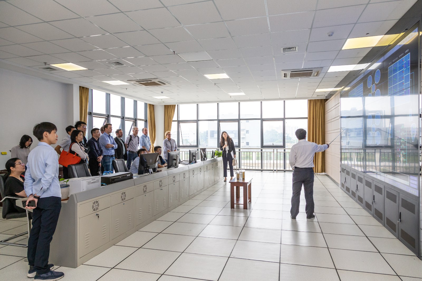 水投公司向代表团一行具体介绍长安新区厂的处理工艺