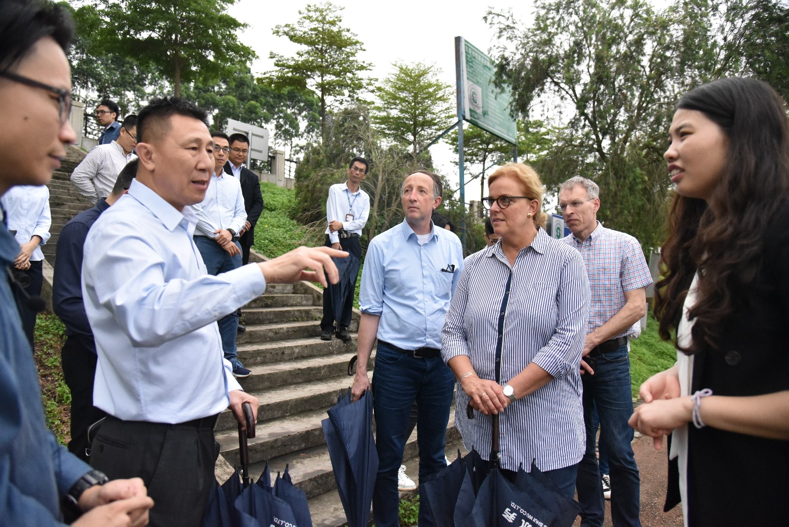 17吃瓜
党委委员、副总经理唐旭现场向代表团一行讲解、交流