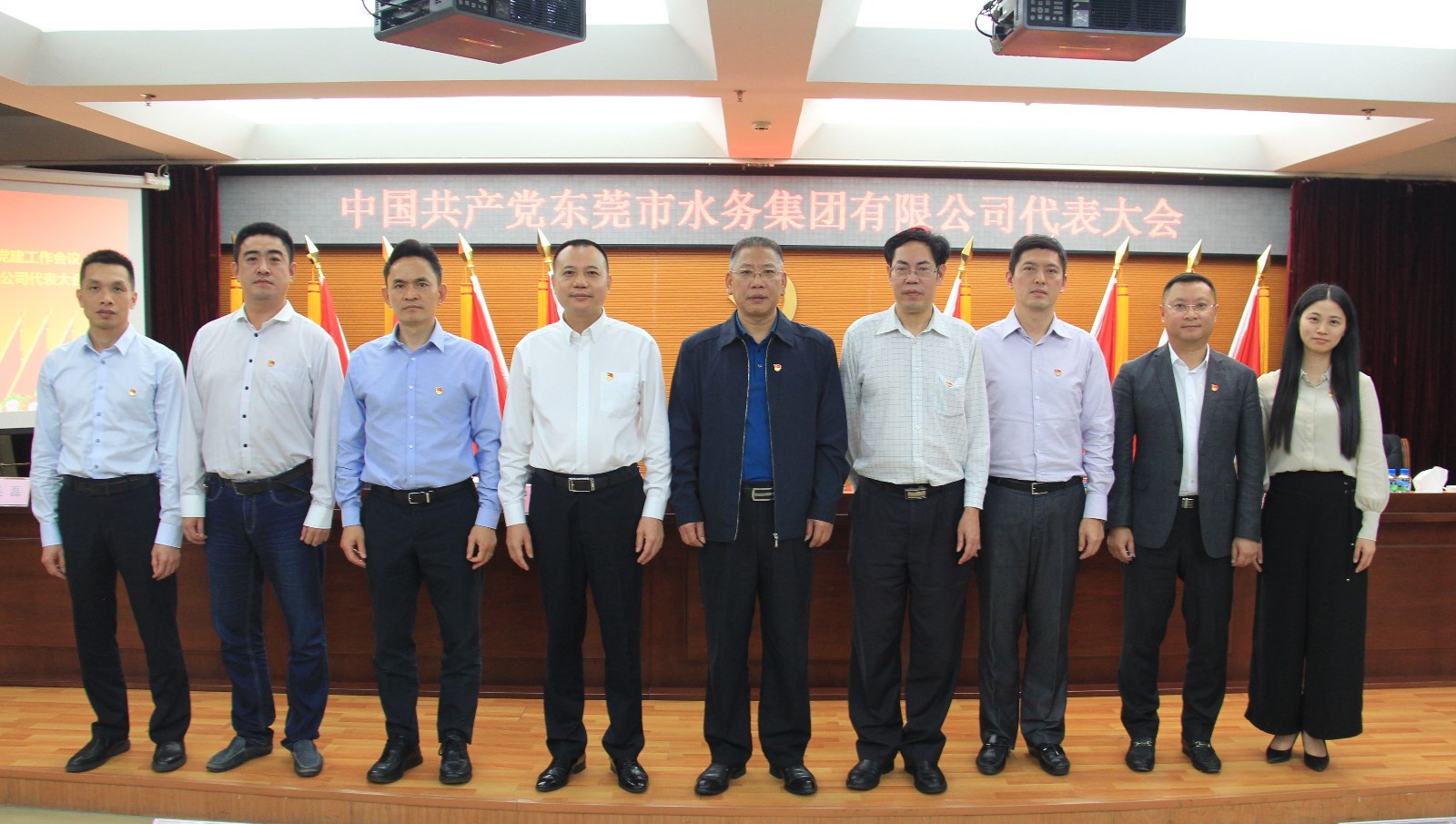 02-市17吃瓜
领导与集团第一届纪委班子成员合影.JPG