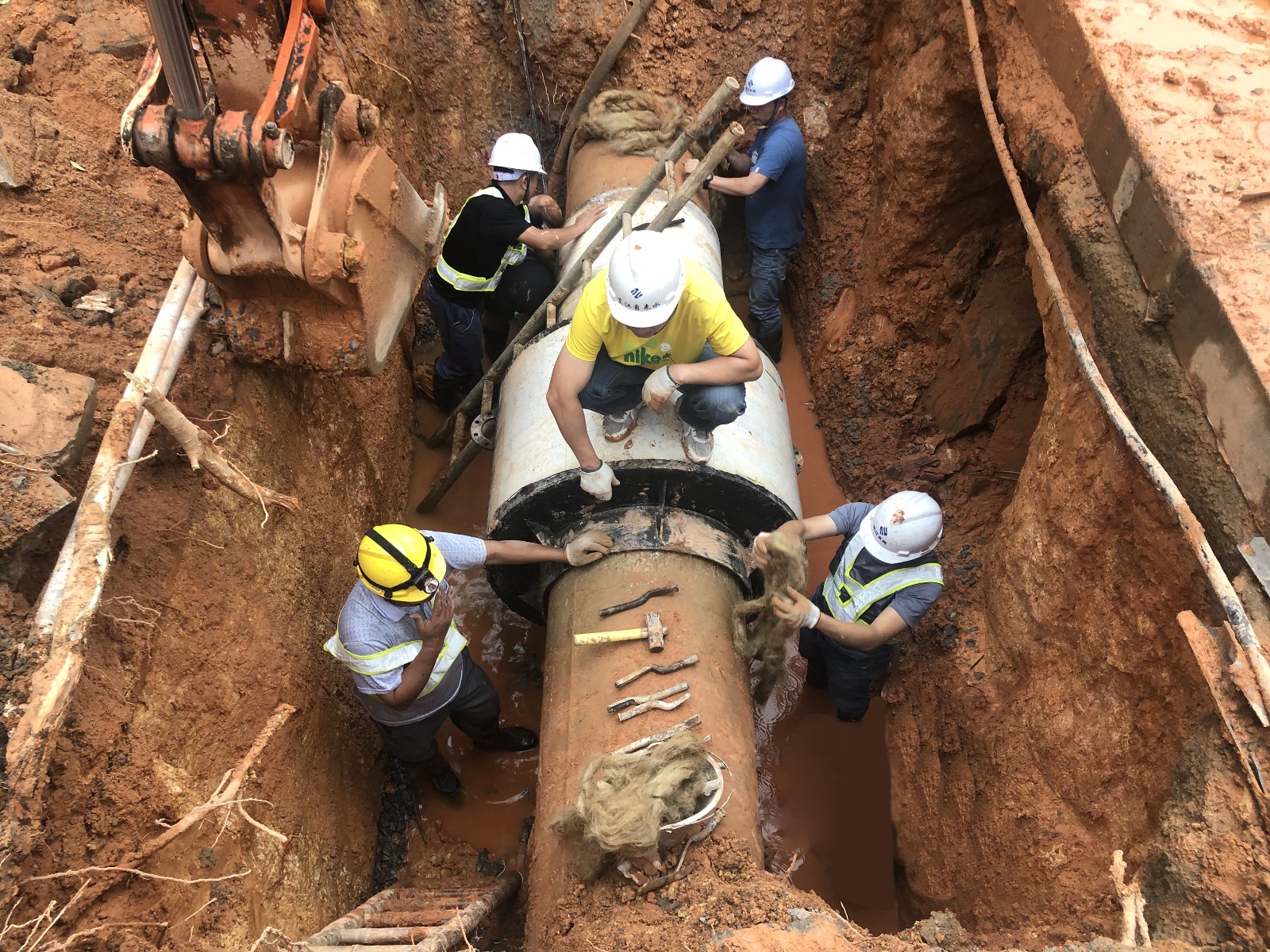 10-南城区簪花路DN600水泥管爆漏抢修现场,图为东江水务公司党员、业务骨干抢修保供水.jpg 10-南城区簪花路DN600水泥管爆漏抢修现场,图为东江水务公司党员、业务骨干抢修保供水.jpg