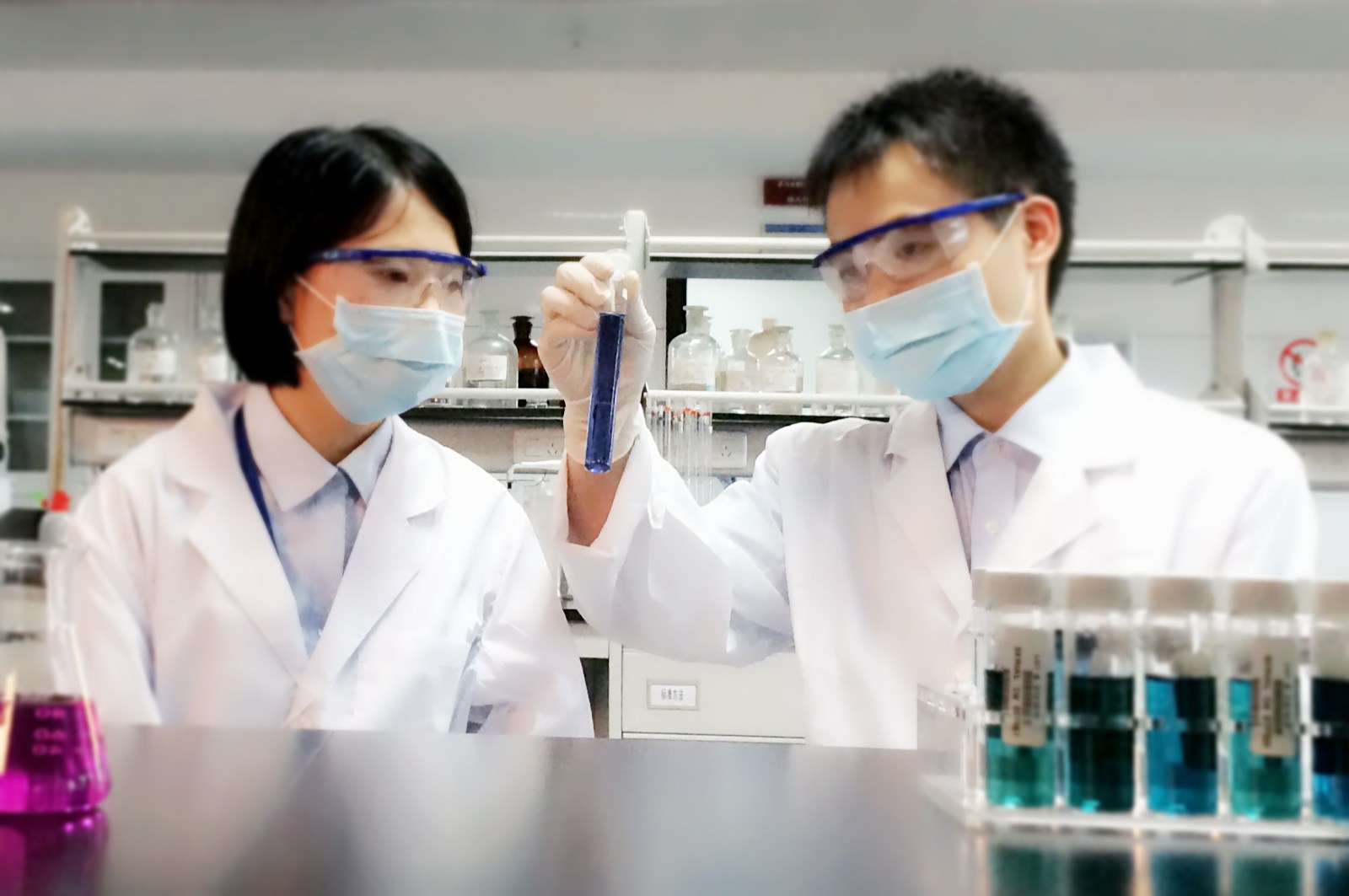 12-众源环境公司党员带头做业务的尖兵,图为检测员在理化室实验室进行出厂水pH值检测.jpg 12-众源环境公司党员带头做业务的尖兵,图为检测员在理化室实验室进行出厂水pH值检测.jpg