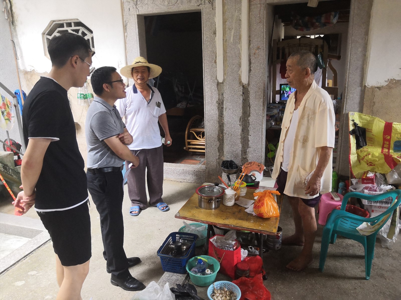 16-图为水投公司前吴村驻村第一书记丁日新(左二)入户慰问前吴村“五保户”.jpg 16-图为水投公司前吴村驻村第一书记丁日新(左二)入户慰问前吴村“五保户”.jpg