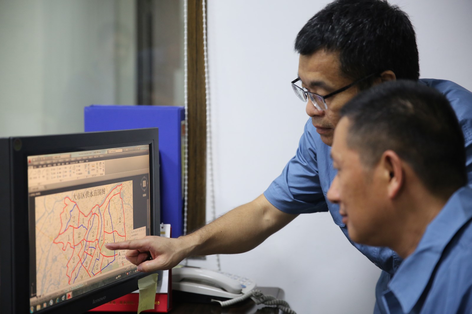 02-出发前,林华海给检漏组组员规划巡管路线.jpg 02-出发前,林华海给检漏组组员规划巡管路线.jpg