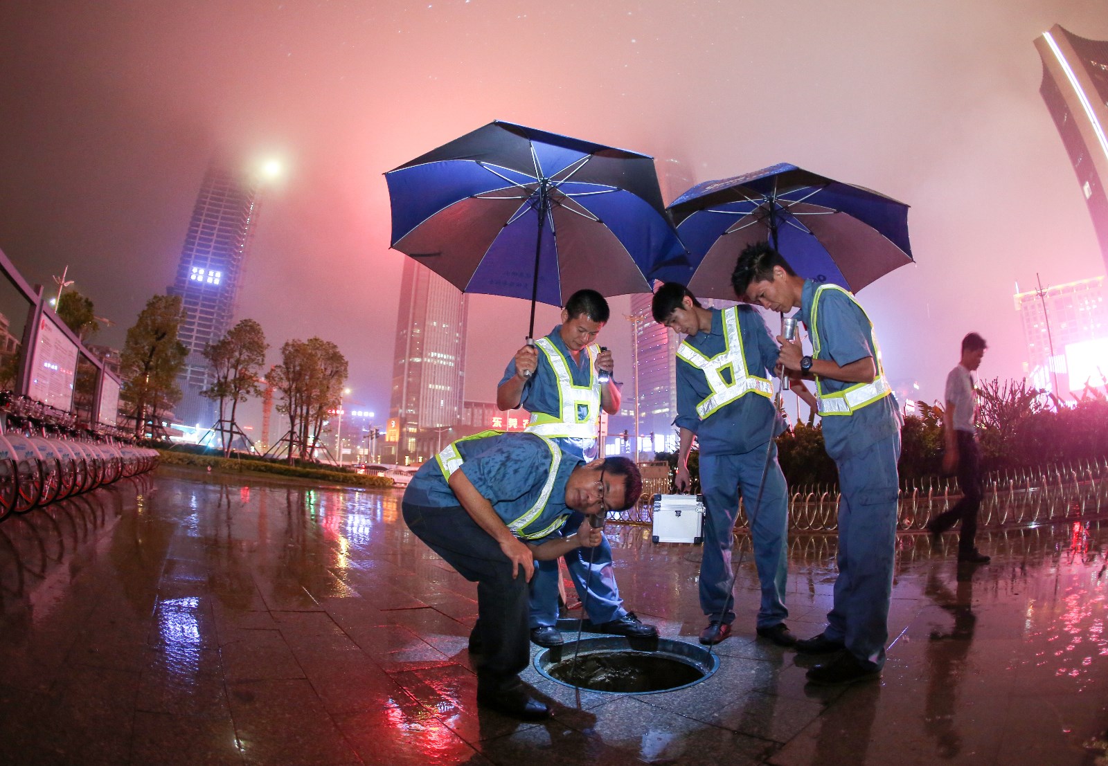 05-林华海(左一)及检漏组组员在夜间依次对管道进行检漏.jpg 05-林华海(左一)及检漏组组员在夜间依次对管道进行检漏.jpg
