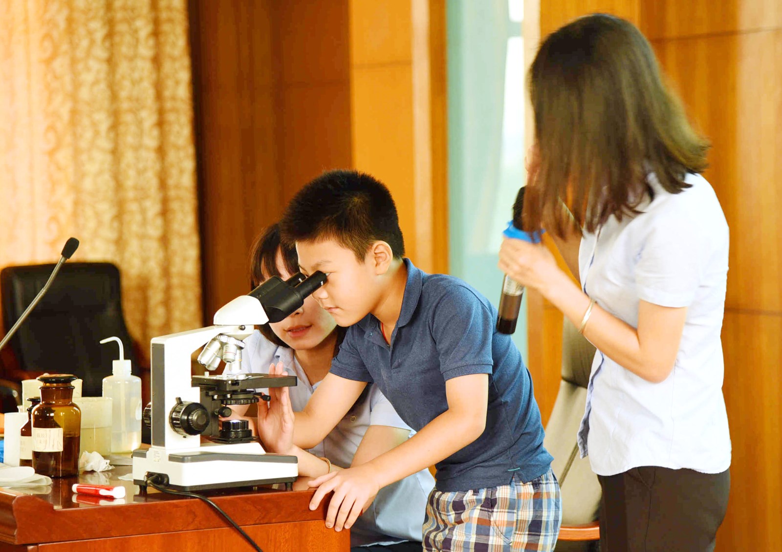 04-“污水小实验”环节,市民用显微镜观察污水里的微生物.jpg 04-“污水小实验”环节,市民用显微镜观察污水里的微生物.jpg