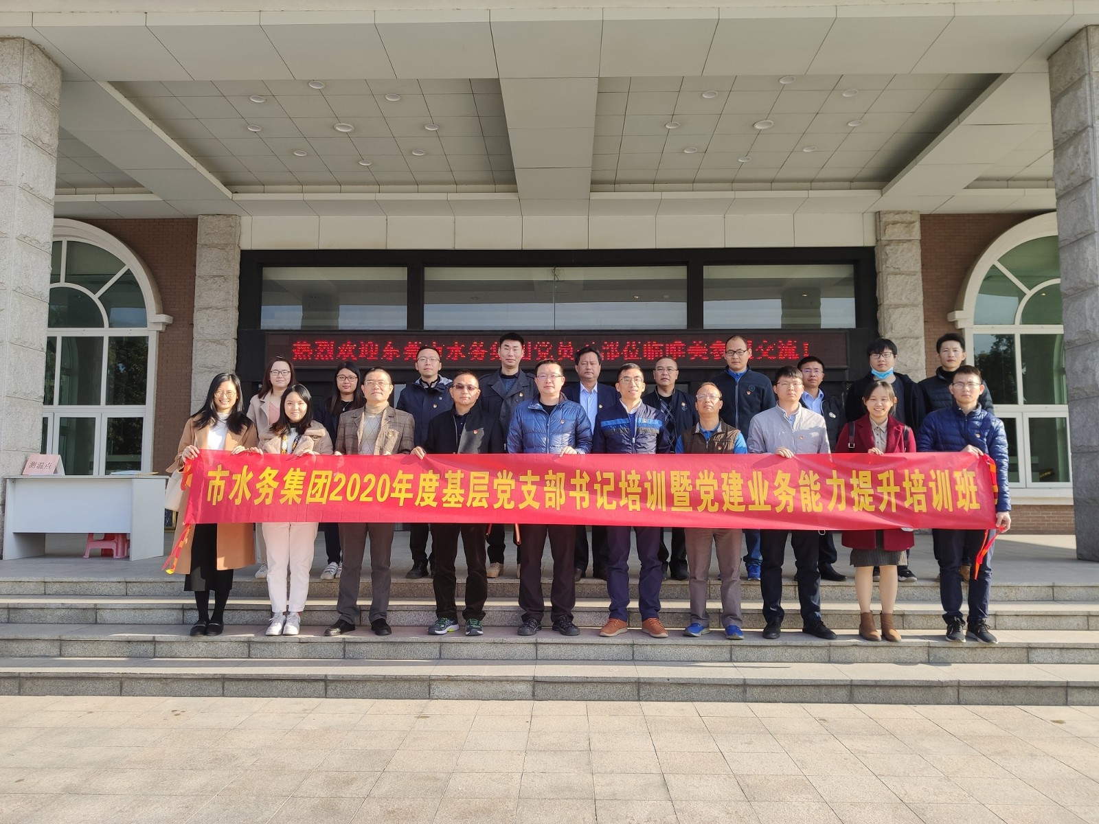 06-图注:开展唯美陶瓷公司学习党建经验现场教学.jpg 06-图注:开展唯美陶瓷公司学习党建经验现场教学.jpg