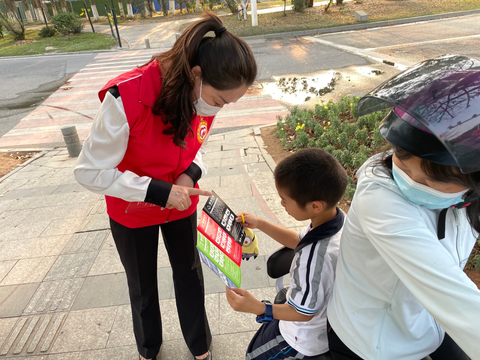 供水公司第五党支部开展垃圾分类宣传志愿服务活动.jpg 供水公司第五党支部开展垃圾分类宣传志愿服务活动.jpg