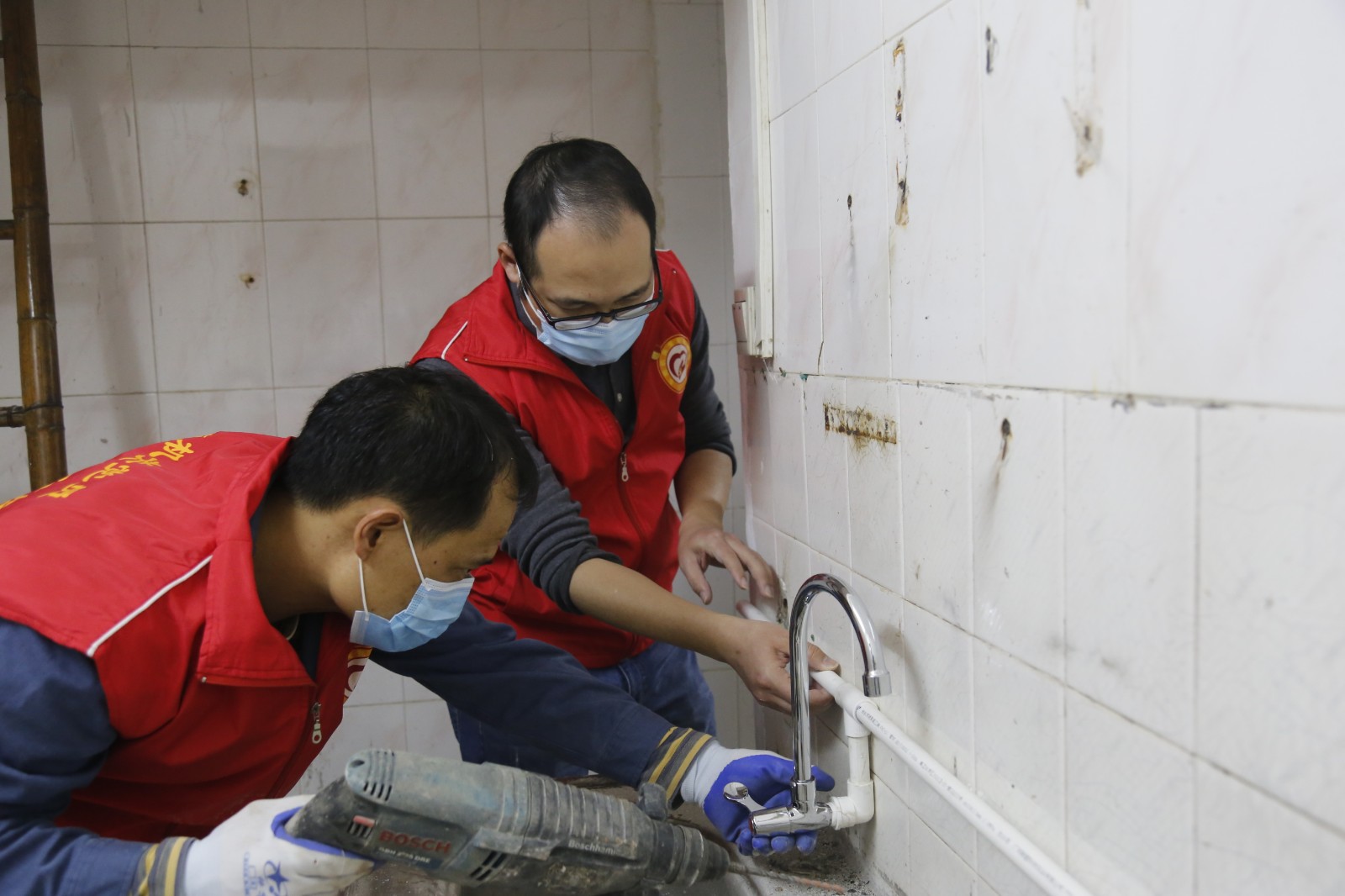 党员志愿者为贫困人士更换用水设备.jpg 党员志愿者为贫困人士更换用水设备.jpg