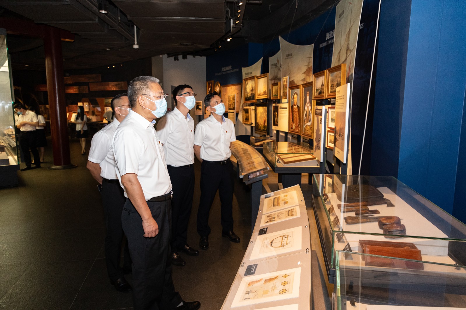 党员认真参观虎门海战博物馆陈列资料.jpg 党员认真参观虎门海战博物馆陈列资料.jpg