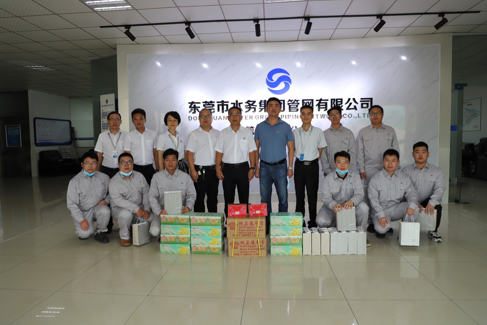 图2.毛磊副总经理到管网公司第一分公司慰问一线员工.jpg 图2.毛磊副总经理到管网公司第一分公司慰问一线员工.jpg