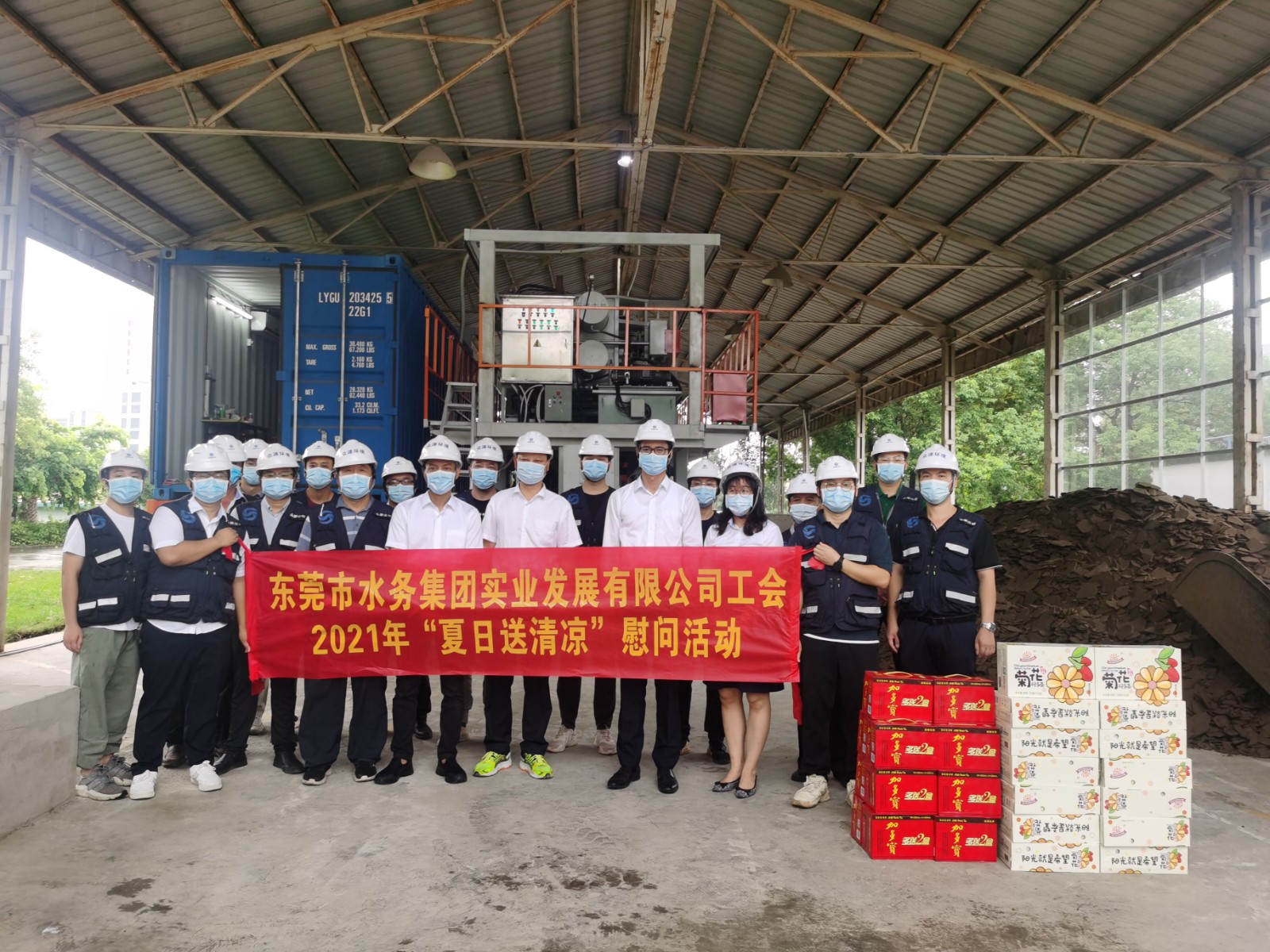 图6.工联会专职副主席黄学明到实业公司项目现场慰问一线员工,检查降温设备.jpg 图6.工联会专职副主席黄学明到实业公司项目现场慰问一线员工,检查降温设备.jpg