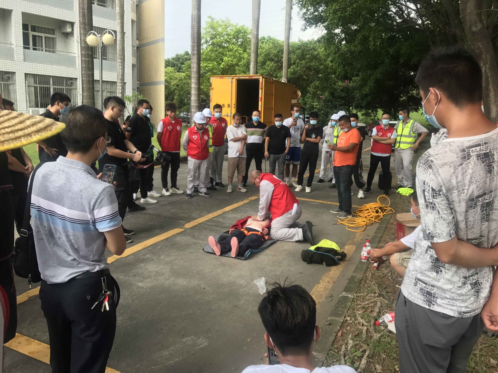 图4:党员志愿者进行心肺复苏演示.jpg 图4:党员志愿者进行心肺复苏演示.jpg