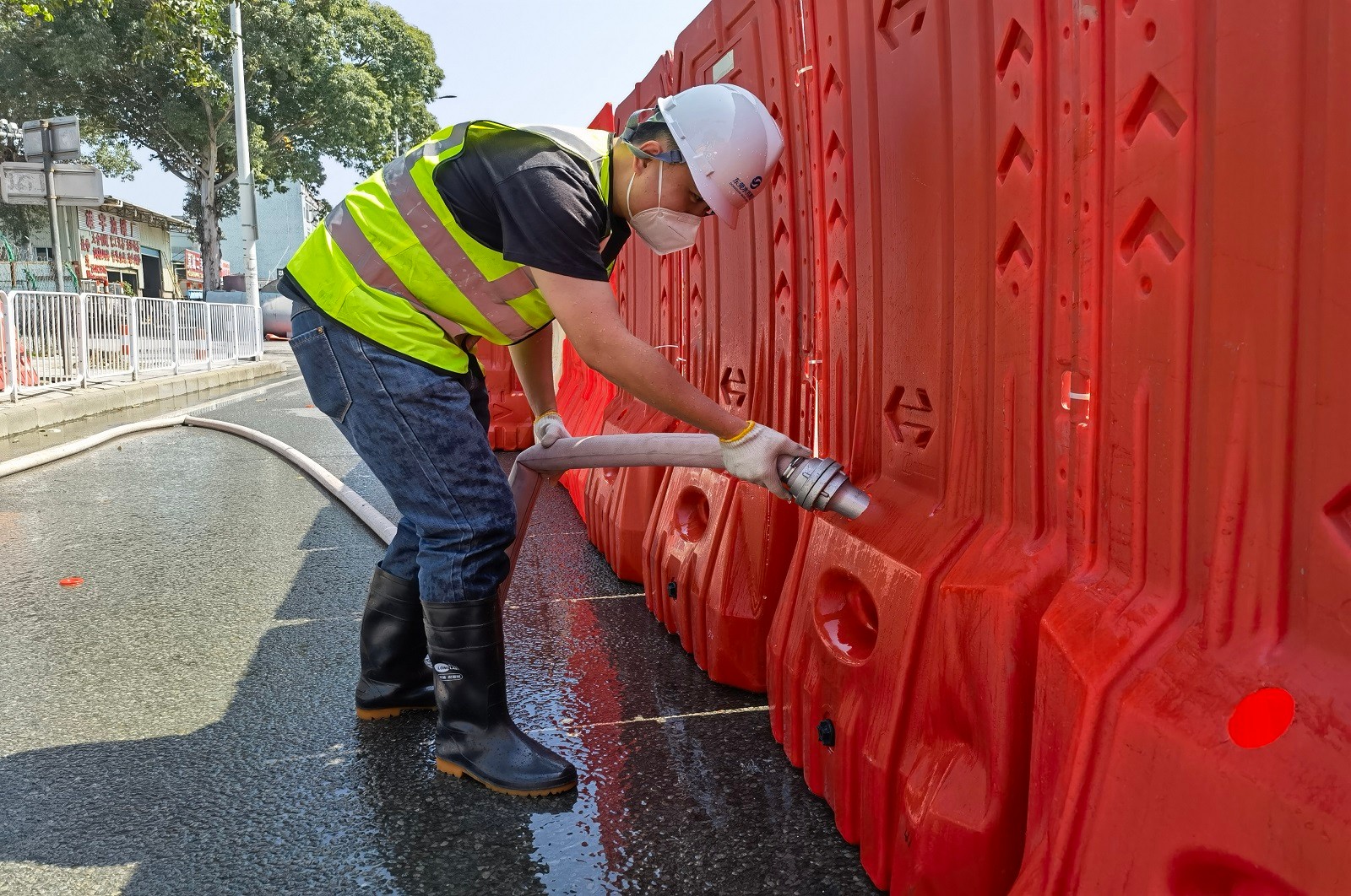 06-职工参与抗疫工作和志愿服务活动(参与大朗莞樟路段围闭注水马工作).jpg