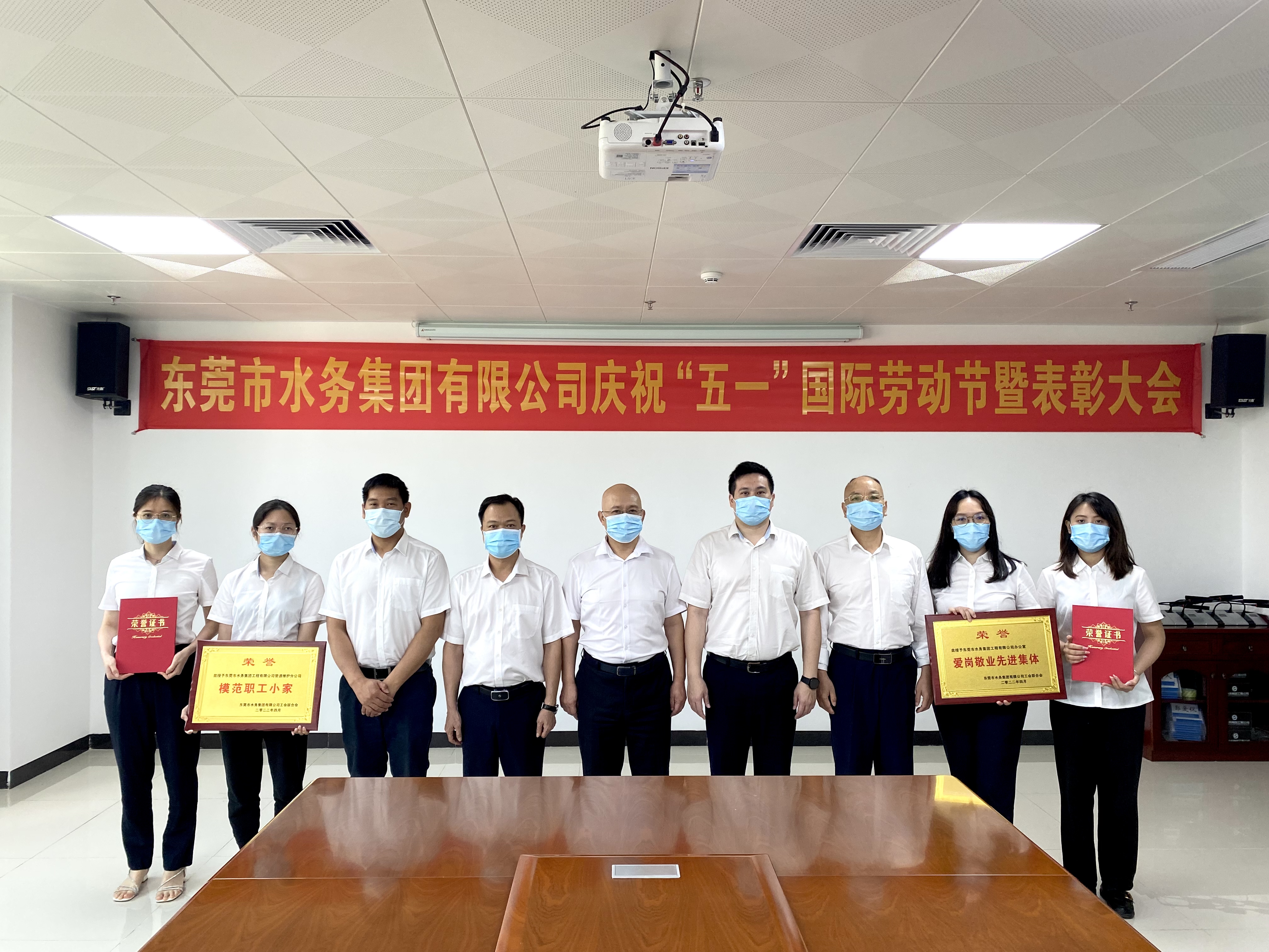 工程公司领导班子与先进集体代表和个人合照.jpg 工程公司领导班子与先进集体代表和个人合照.jpg