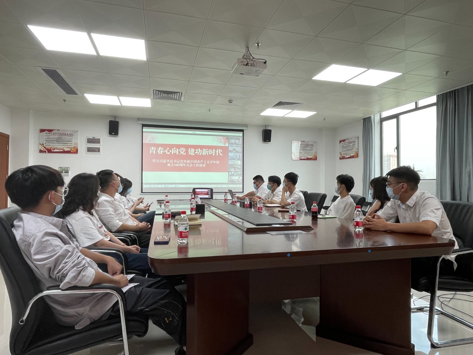 图注:聆听“青春心向党,建功新时代”主题团课.jpg 图注:聆听“青春心向党,建功新时代”主题团课.jpg