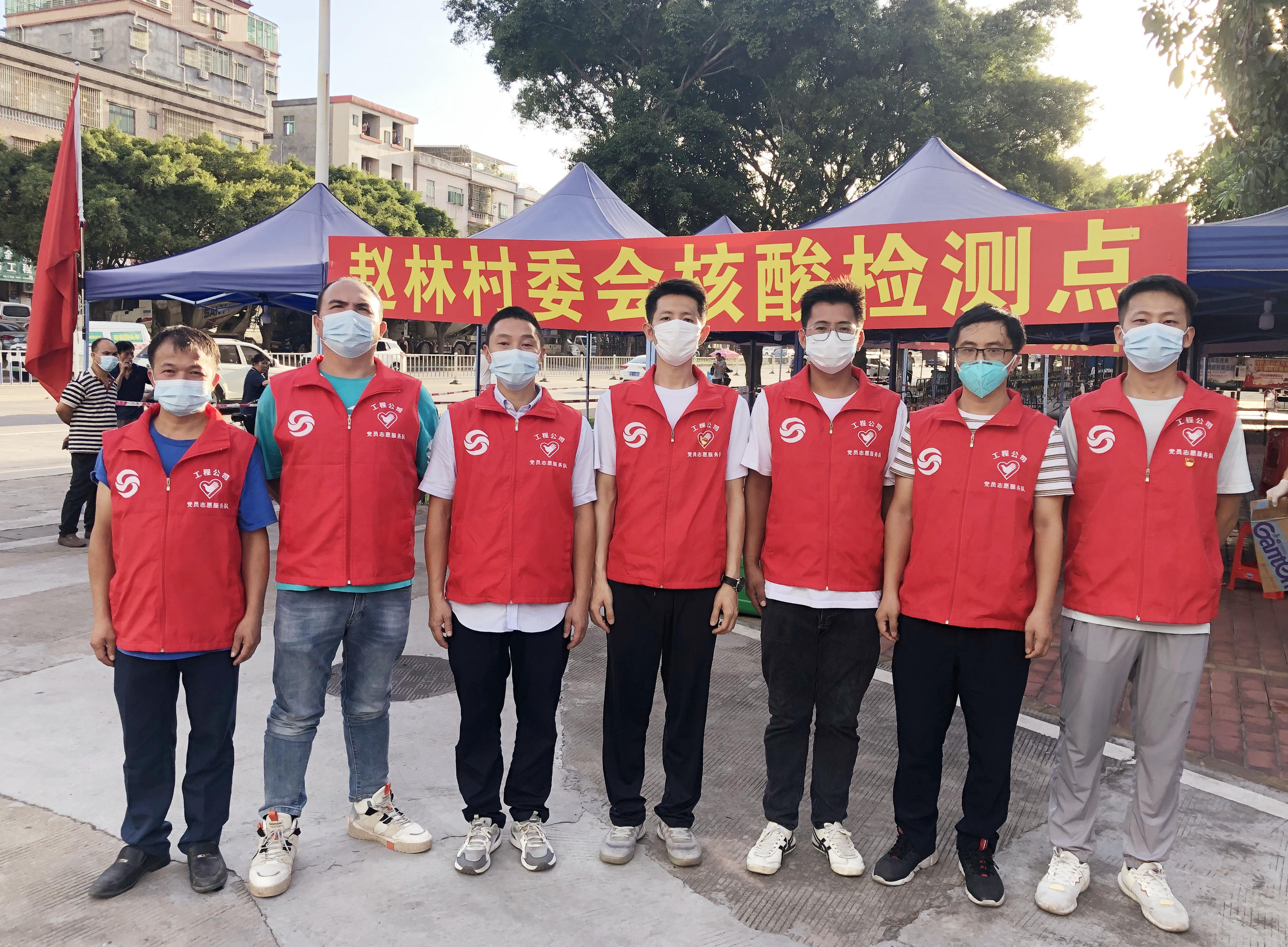 图注:工程公司支援赵林村委会核酸检测点工作_副本.jpg 图注:工程公司支援赵林村委会核酸检测点工作_副本.jpg