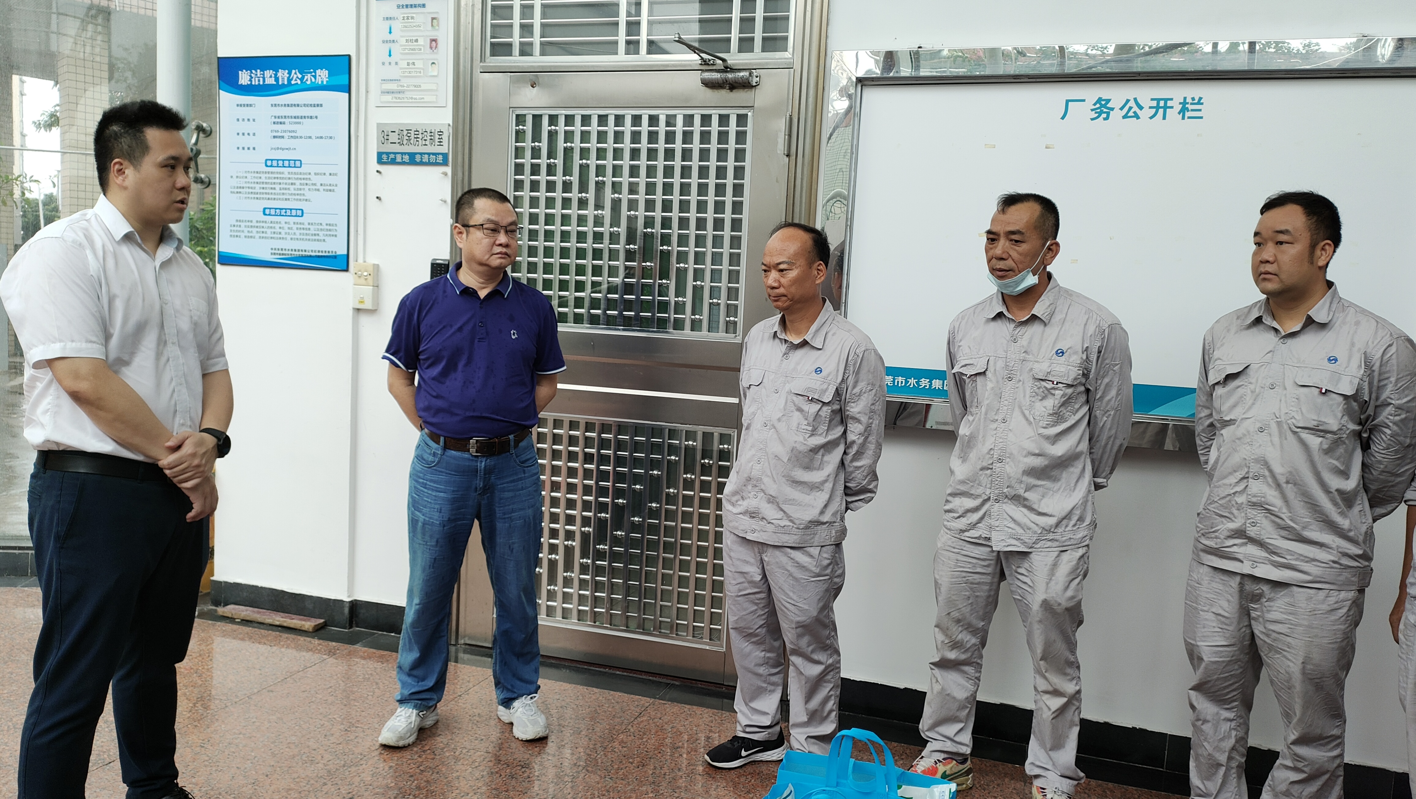 工程公司总经理周政杰现场了解一线职工的工作环境、工作强度等情况,听取意见建议.jpg 工程公司总经理周政杰现场了解一线职工的工作环境、工作强度等情况,听取意见建议.jpg