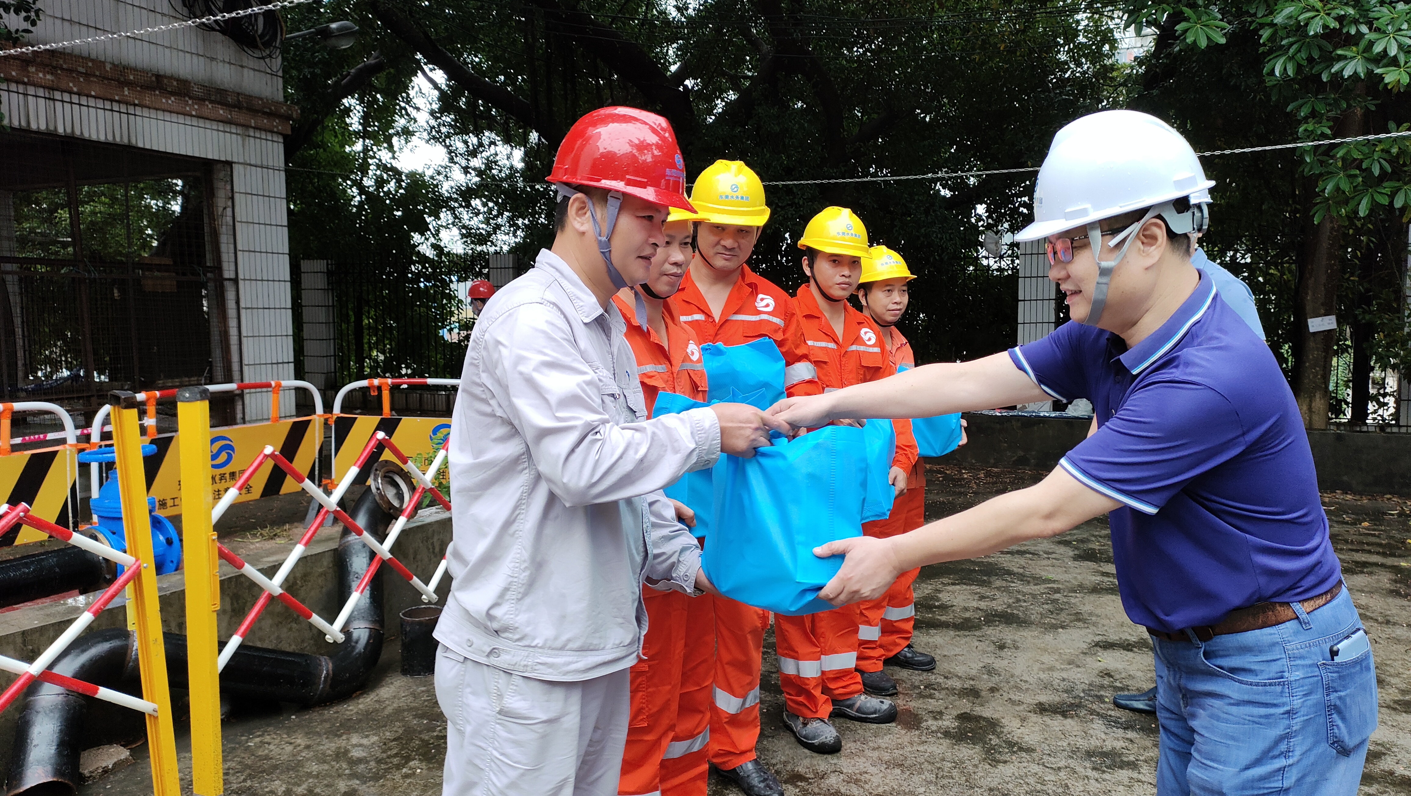 工程公司工会专职副主席黄俊昆为一线职工送上清凉慰问品.jpg 工程公司工会专职副主席黄俊昆为一线职工送上清凉慰问品.jpg