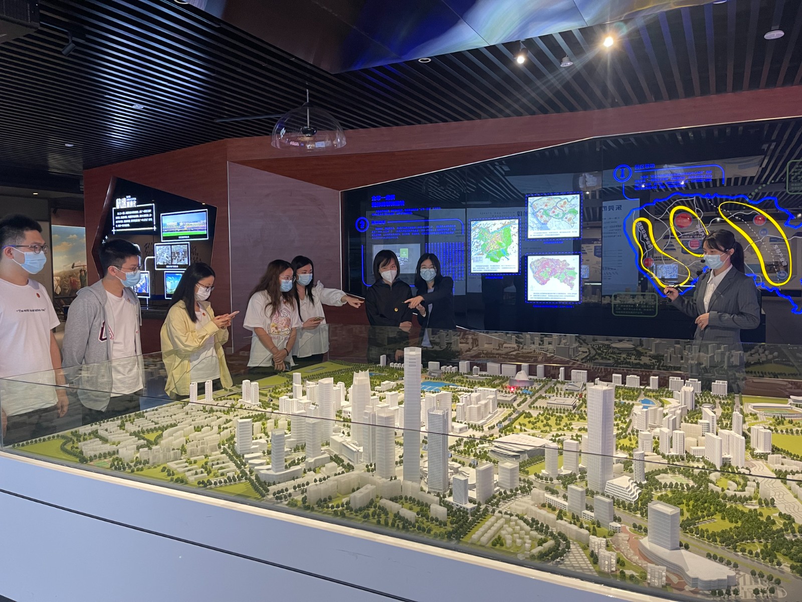 图6：恒业公司团员参观东莞市规划展览馆展览.jpg