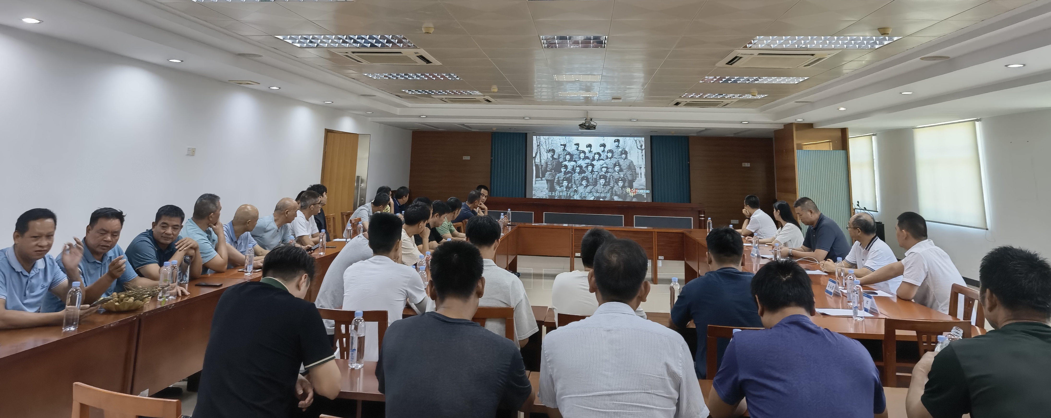 三、专题学习“八一”双拥活动现场学习图片(观看榜样6).jpg 三、专题学习“八一”双拥活动现场学习图片(观看榜样6).jpg