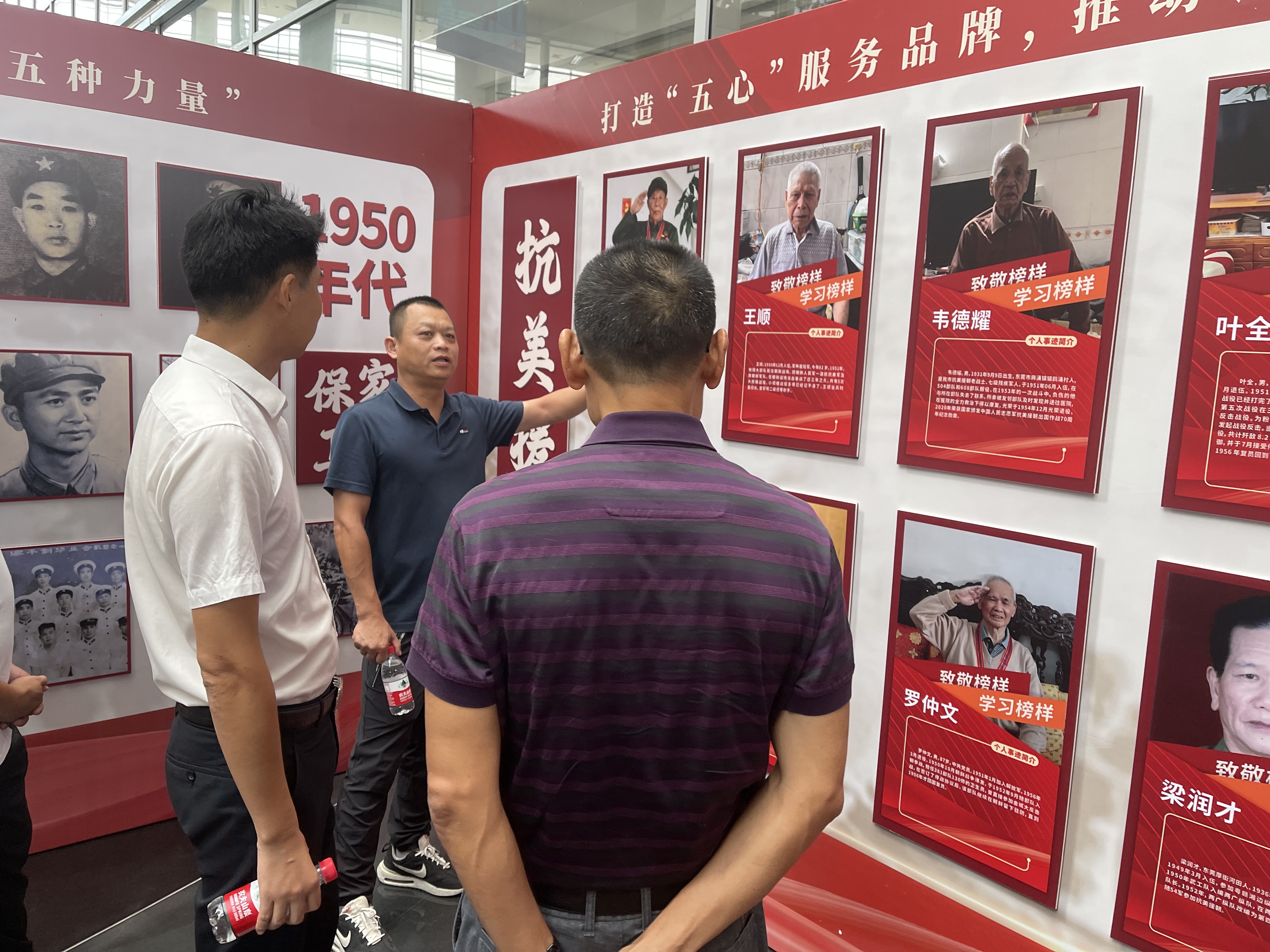 退役军人参观巡展并进行交流.jpg 退役军人参观巡展并进行交流.jpg