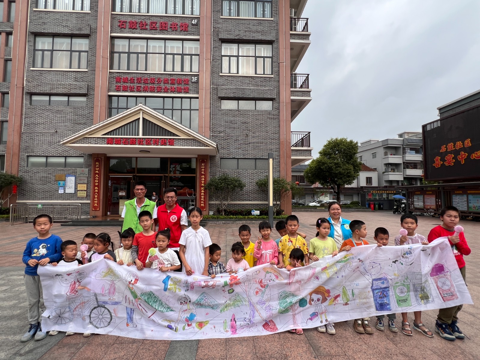 图注17:组织小朋友共绘生态文明画卷.jpg