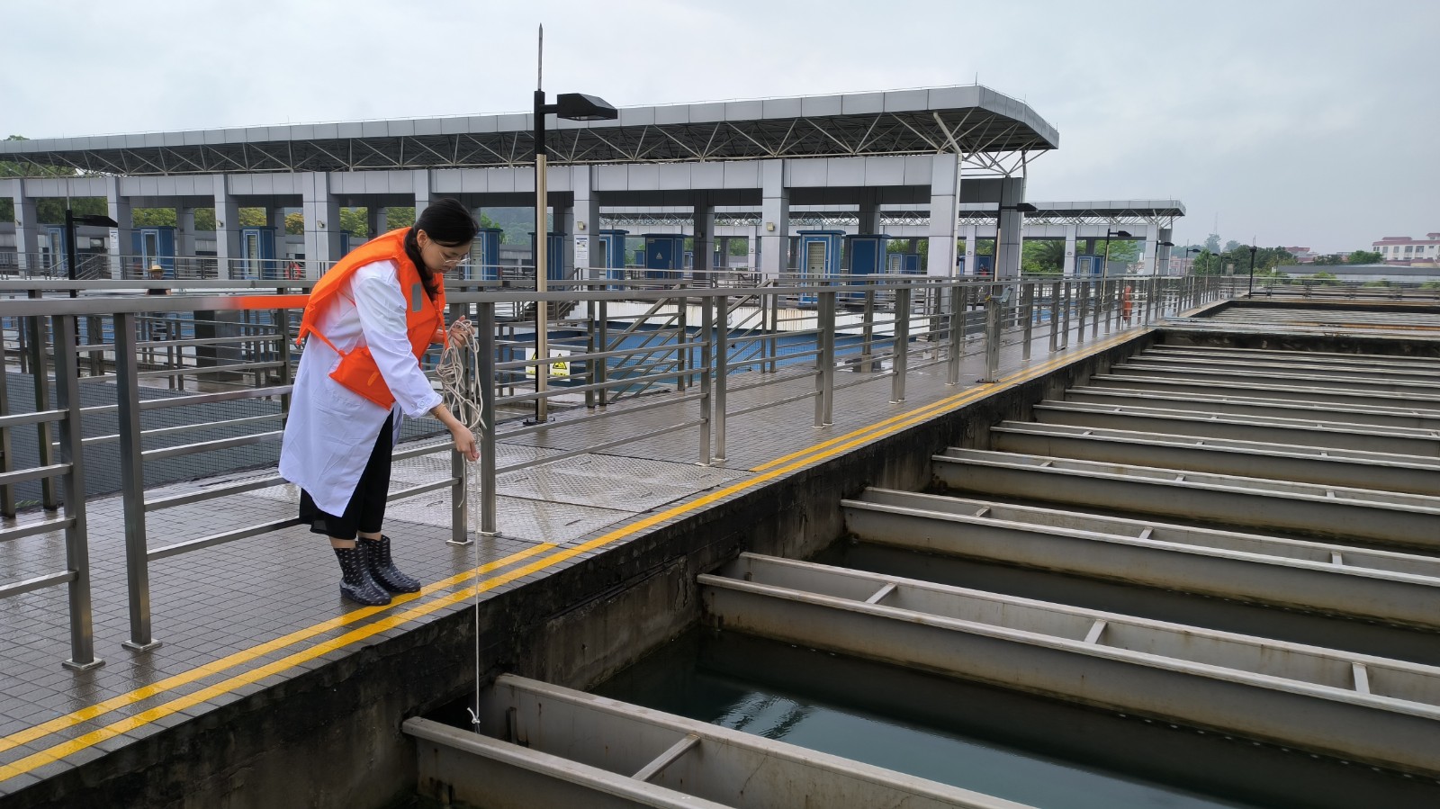 17吃瓜
第六水厂水质化验员对平流池水质进行取样检测_副本.jpg 17吃瓜
第六水厂水质化验员对平流池水质进行取样检测_副本.jpg