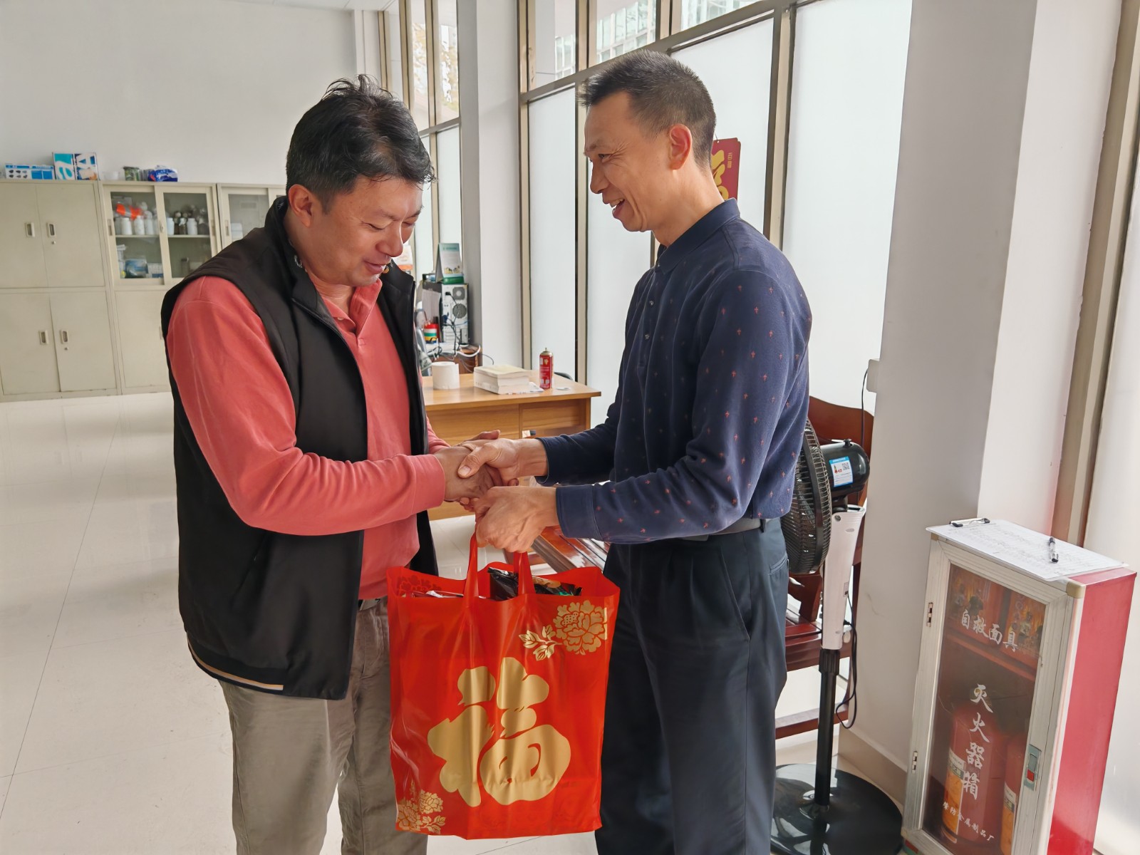 万江分公司分会慰问一线职工.jpg 万江分公司分会慰问一线职工.jpg