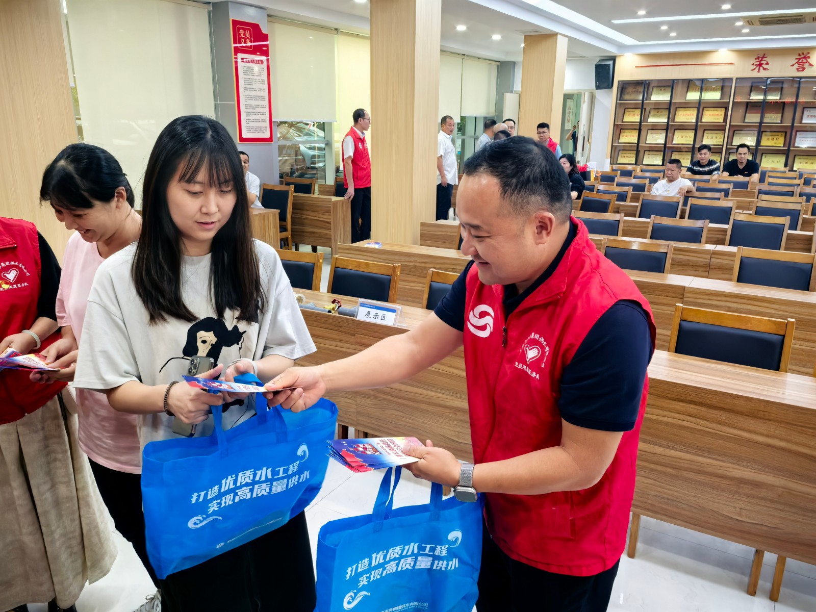 开展线下入户消防提示活动 (2).jpg 开展线下入户消防提示活动 (2).jpg