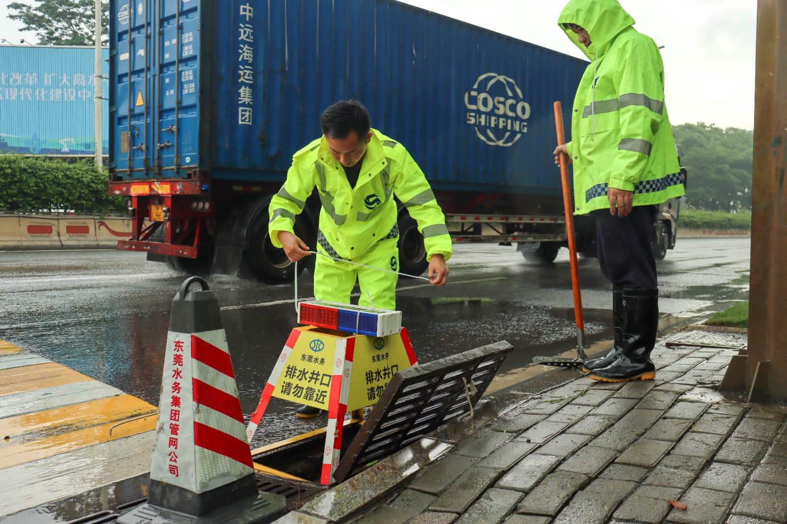 第四分公司运营工作部运维人员在水乡大道九曲村路口的雨水篦设置警示架.jpg 第四分公司运营工作部运维人员在水乡大道九曲村路口的雨水篦设置警示架.jpg