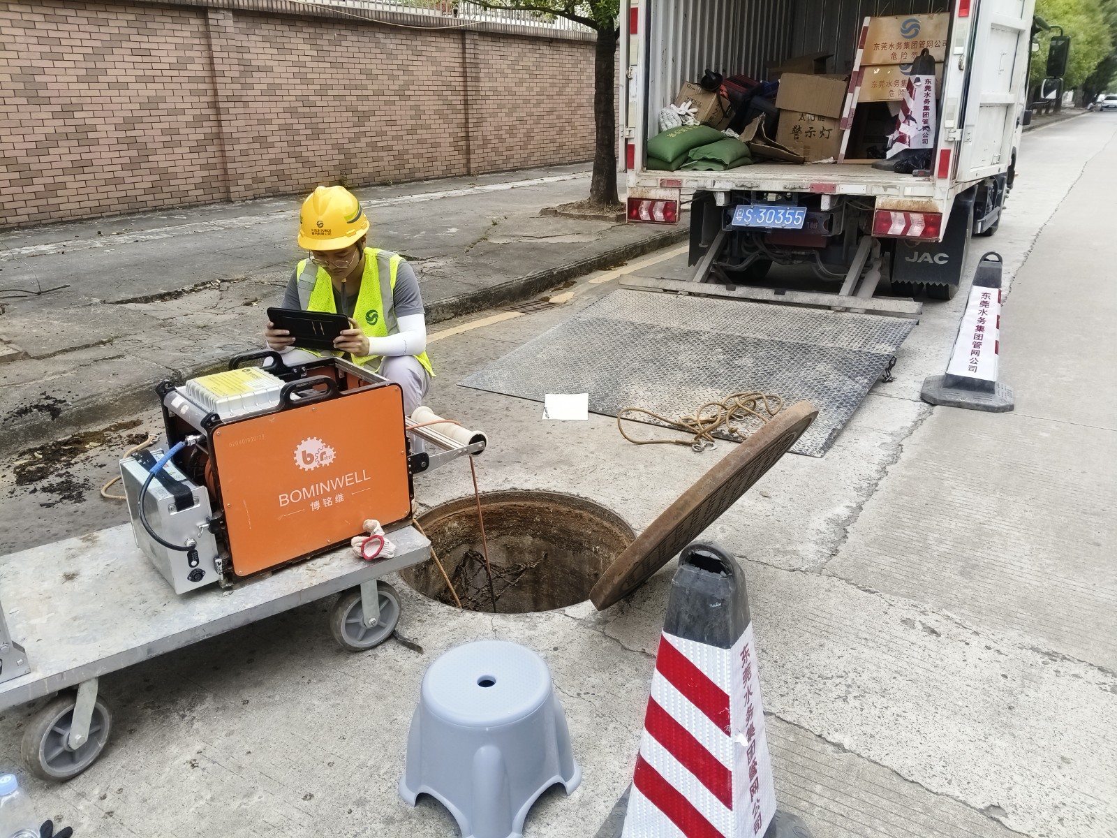 第五分公司运营工作部自主检测队伍在横沥花园路进行CCTV检测作业.jpg 第五分公司运营工作部自主检测队伍在横沥花园路进行CCTV检测作业.jpg