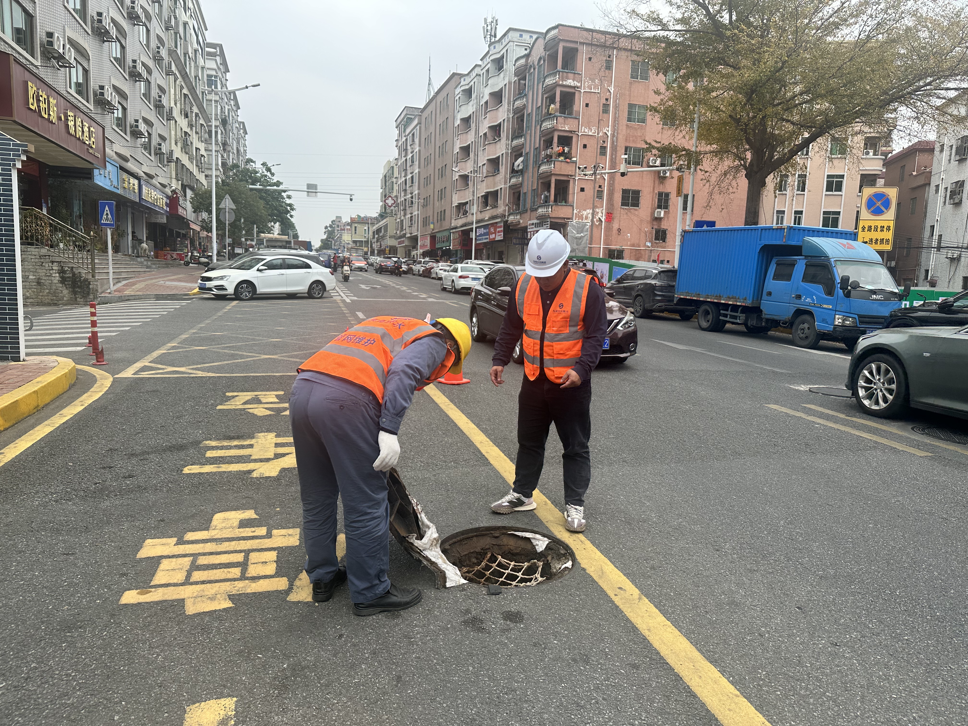 开展供水管网巡查维护2.jpg 开展供水管网巡查维护2.jpg