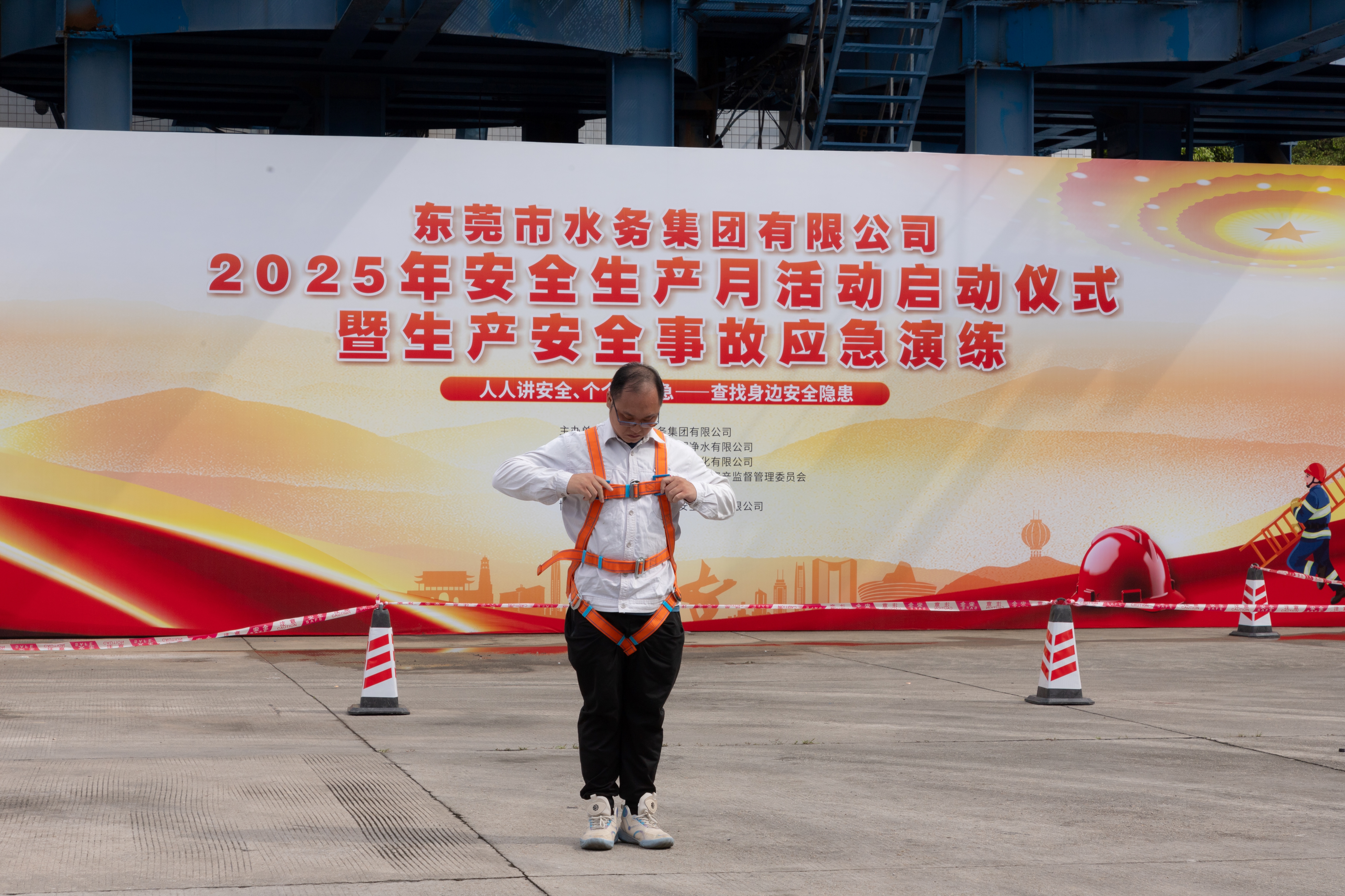 作业人员进行五点式安全带穿戴演示.jpg 作业人员进行五点式安全带穿戴演示.jpg