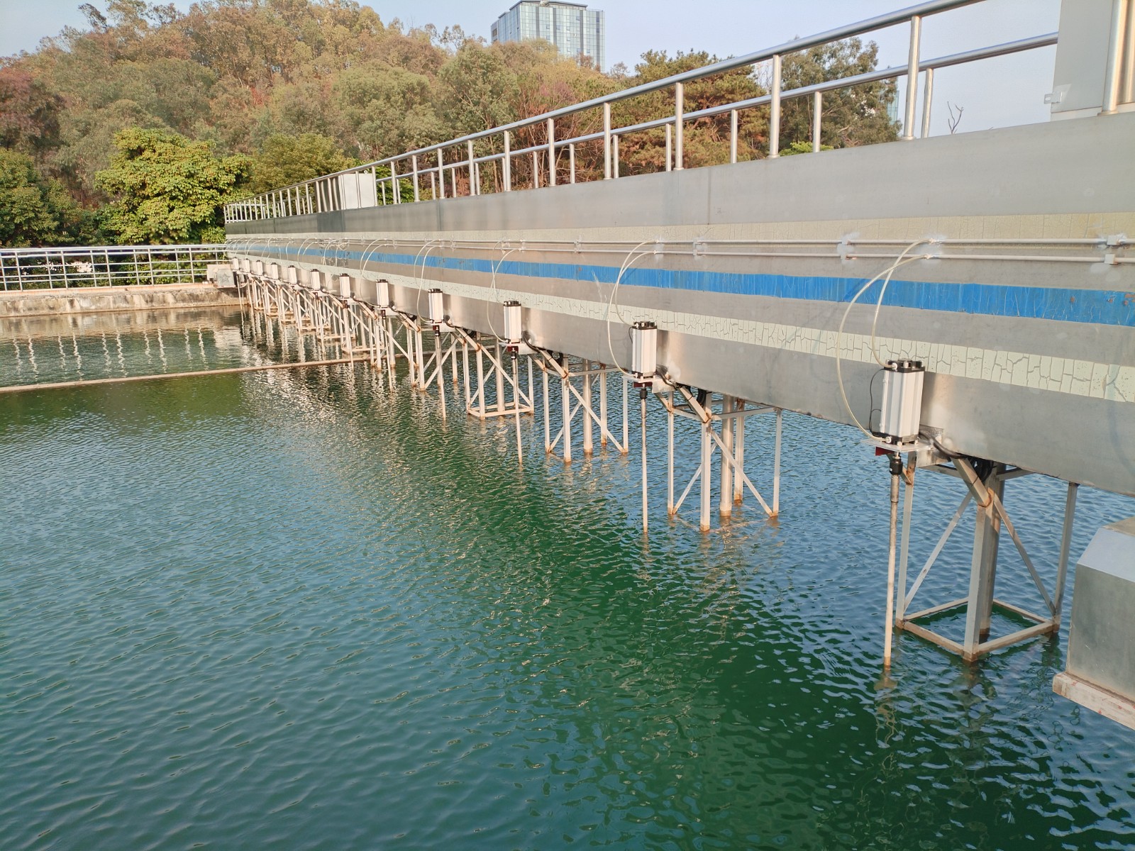 排泥车减量化的平流沉淀池.jpg 排泥车减量化的平流沉淀池.jpg