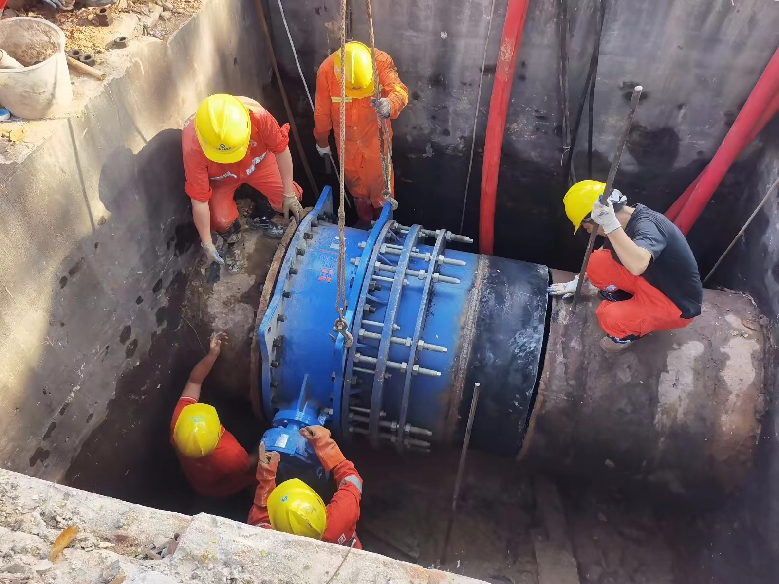 图2：DN1200供水管道抢修现场.jpg