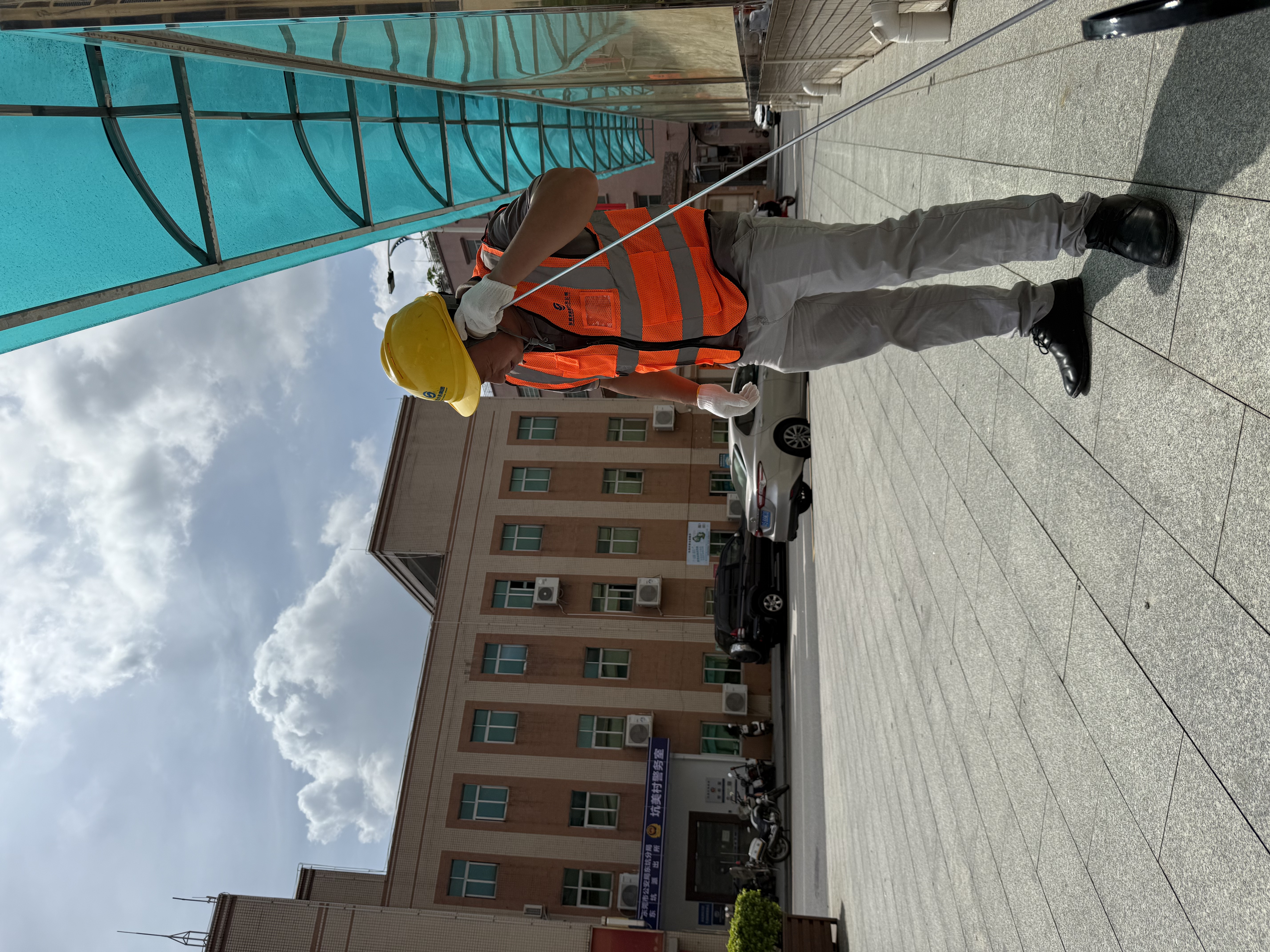 供水东坑分公司管网巡查员(探漏).jpg 供水东坑分公司管网巡查员(探漏).jpg