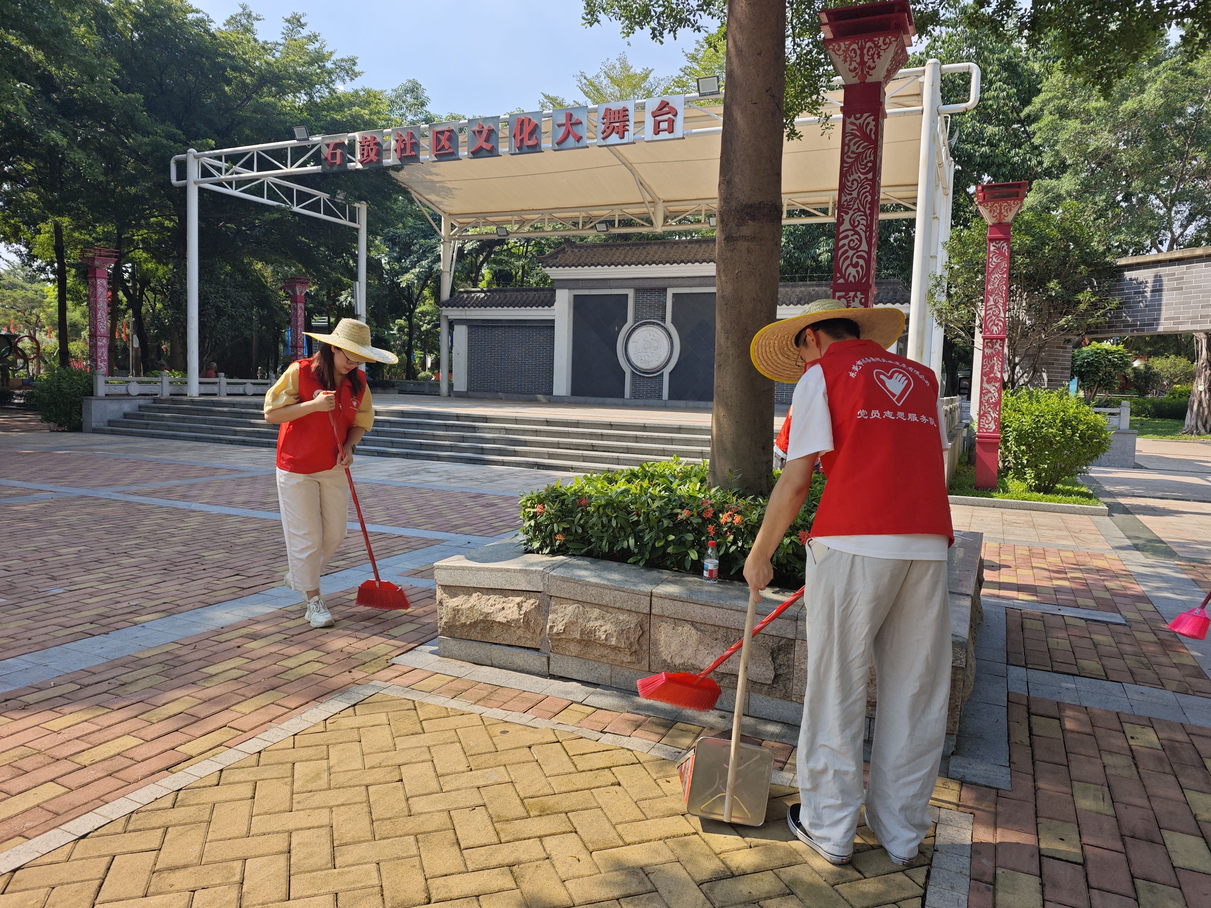 1.2 组织党员到南城石鼓社区开展防蚊志愿服务活动，清扫卫生死角。.jpg